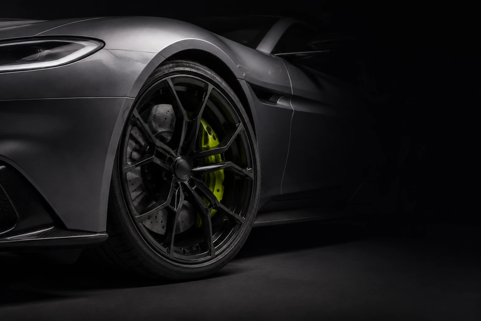 Visual study of the wheel, brake and graphite bodywork details of the APEX GT concept
